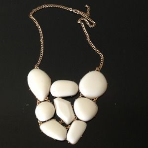 ❌❌SOLD❌❌White statement necklace