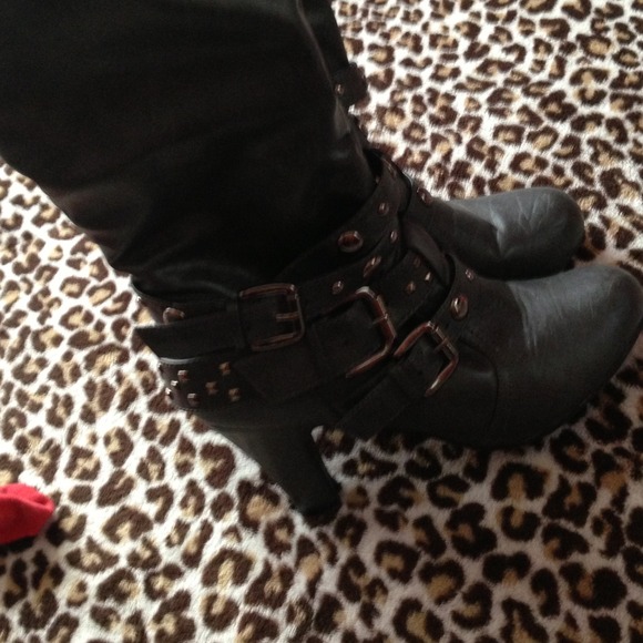 Grey Boots - Picture 2 of 3