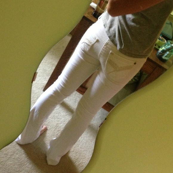 Cute white jeans!!