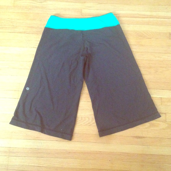 BUNDLED/Lululemon reversible wide legged crops