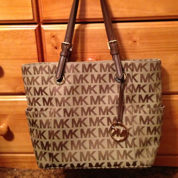 *** RESERVED****AUTHENTIC  MICHAEL KORS PURSE***