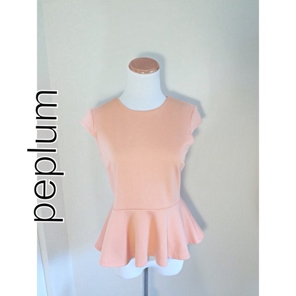 🚫🚫SOLD🚫🚫Peach peplum top - Picture 2 of 2