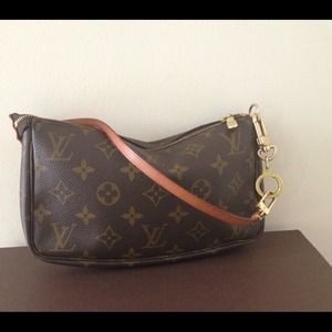 💯 Authentic Louis Vuitton Wristlet Bag
