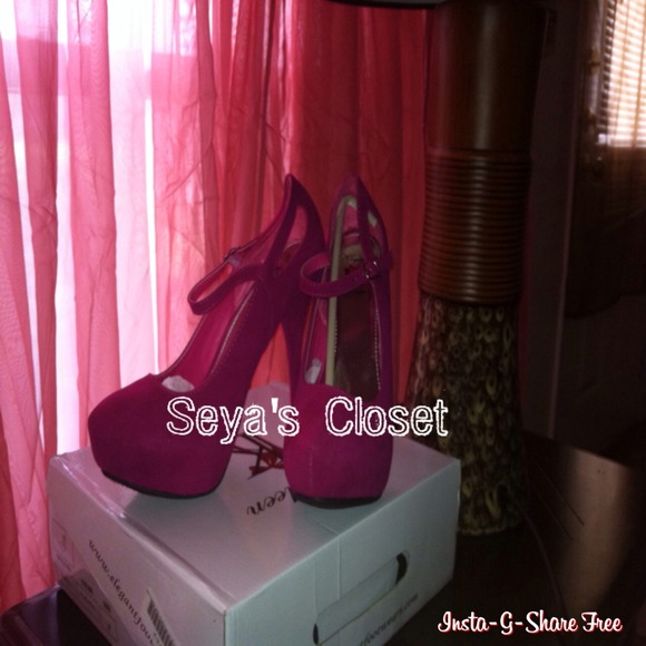 Fuchsia cut out strap high heel .!💜💜