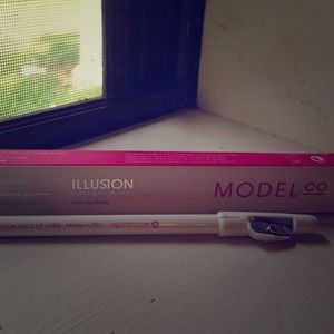 Model Co nude lip liner