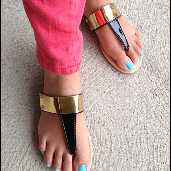 ❤️SOLD❤️ in bundle!! Cute black and gold sandals - Picture 2 of 3