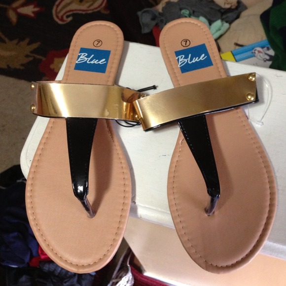 ❤️SOLD❤️ in bundle!! Cute black and gold sandals - Picture 3 of 3