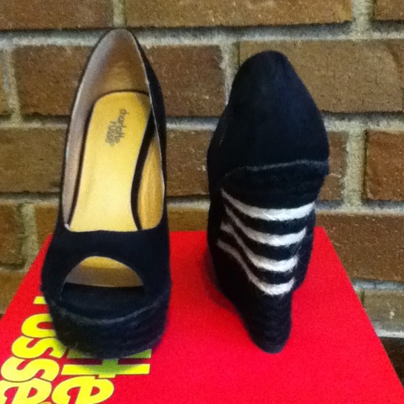 💛Charlotte Ruse Wedges💛 - Picture 2 of 2