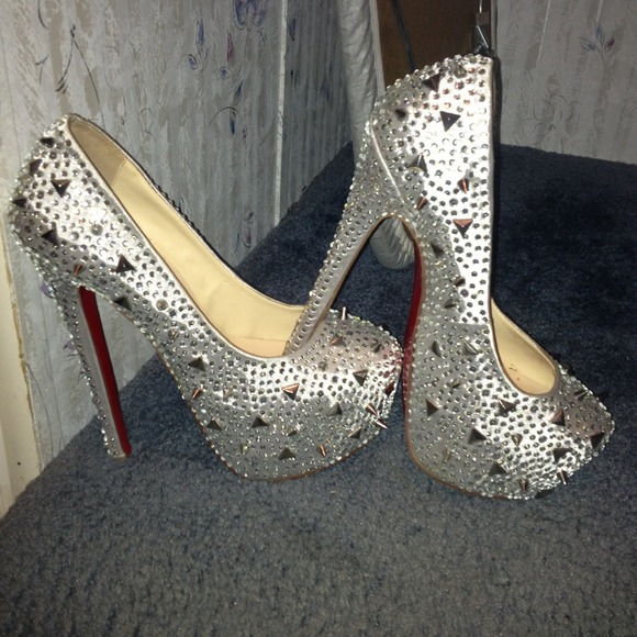 ⬇️REDUCED!!!! Spiked red-bottom heels