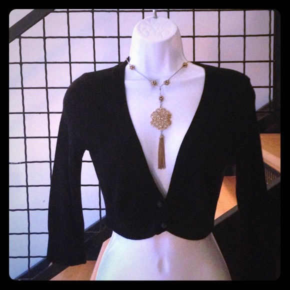 Cropped cardigan with 3/4 length sleeve