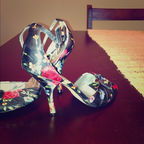 Guess heels size 9.5
