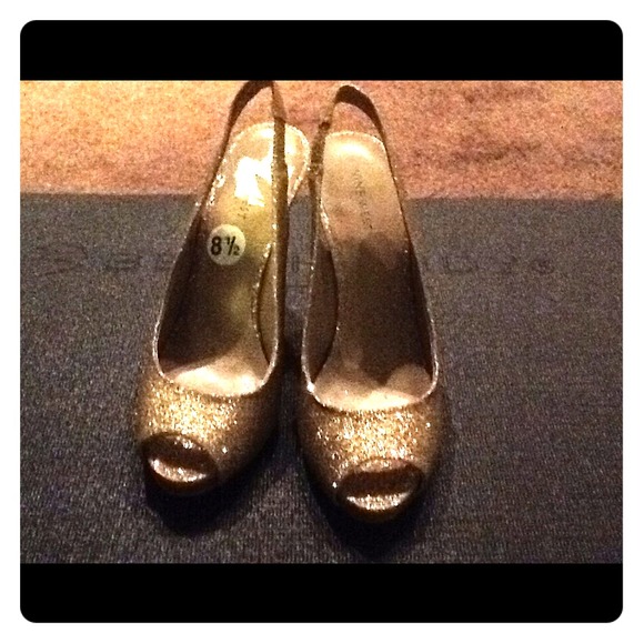 Nine West peep toes heel.