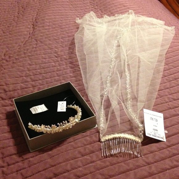 Veil and head piece(Alfred Angelo )