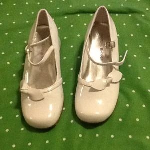 Lil girls sz13 mootsies tootsies