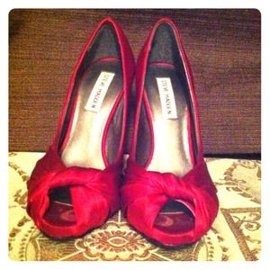 Red Steve Madden peep toe platform pumps