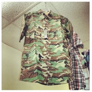 Men camo button down collar shirt