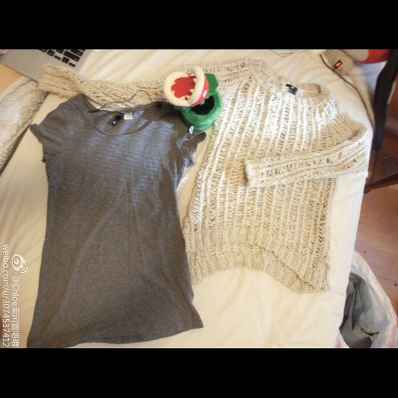 💥Sold💥✨Bundle ✨cute H&M sweater & grey top.