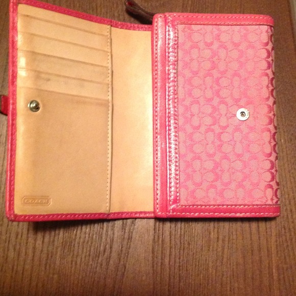 *******SOLD*****💯Coach wallet - Picture 2 of 3