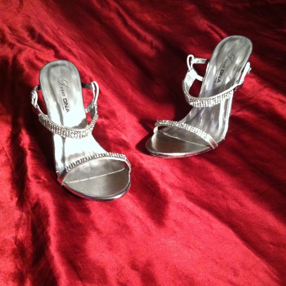 Glitzzy High Heel - Picture 1 of 4
