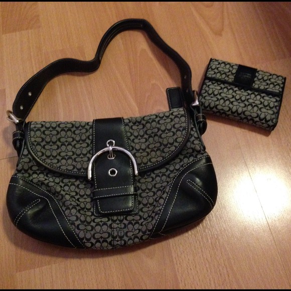 Coach signature hobo bag🔻reduced🔻 - Picture 2 of 4