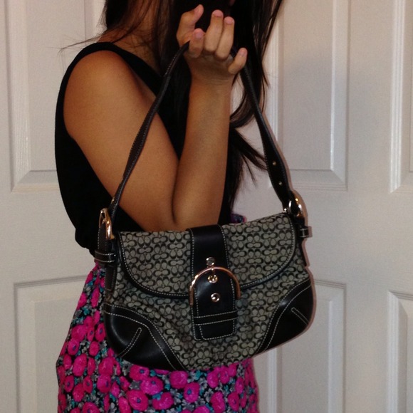 Coach signature hobo bag🔻reduced🔻 - Picture 3 of 4