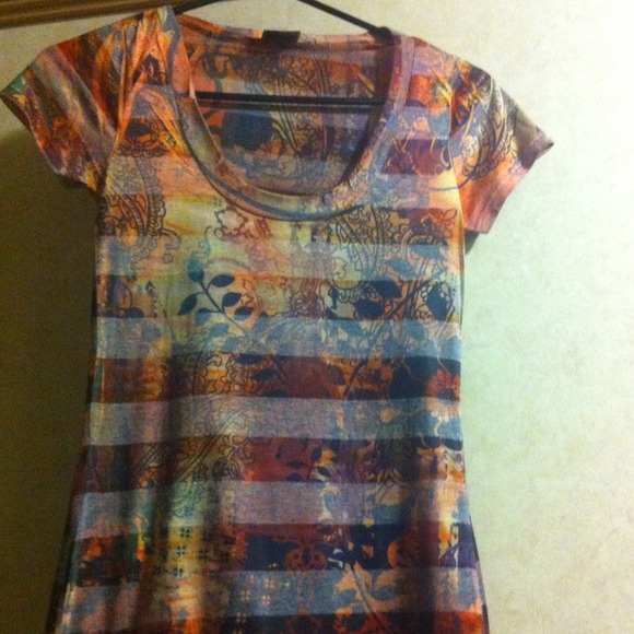SOLD...Cute thin shirt from Buckle size small