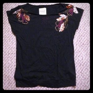 A short sleeve short with sequence design