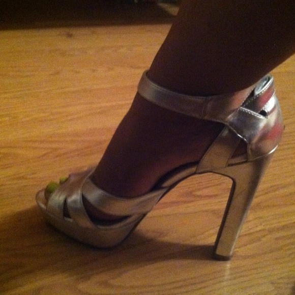 Jessica Simpson platform heels - Picture 2 of 2