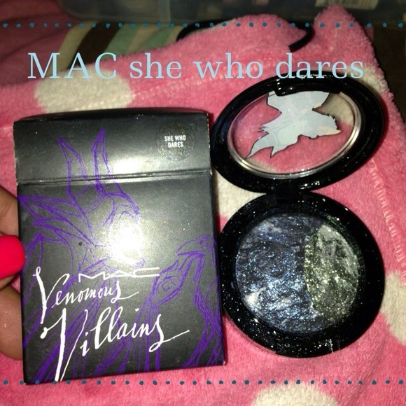 MAC mineralized eyeshadow in she who dares