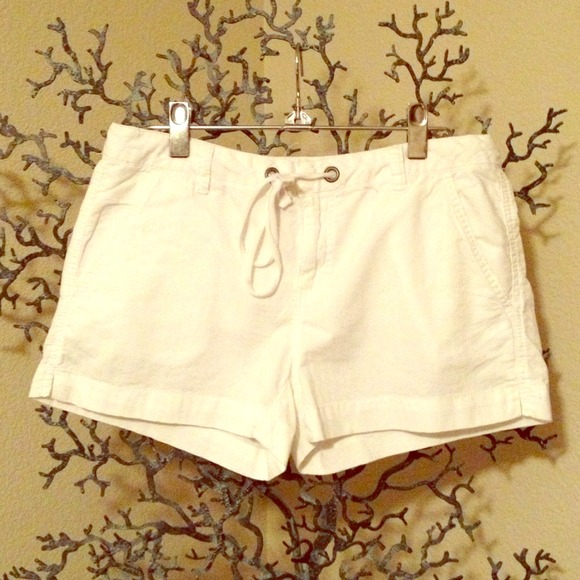 Beautiful white linen shorts by: Old Navy