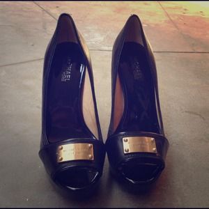 Michael Kors black pumps