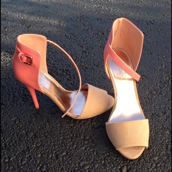 🌟✨Host pick x2!!✨🌟 Peach/tan heels - Picture 2 of 3