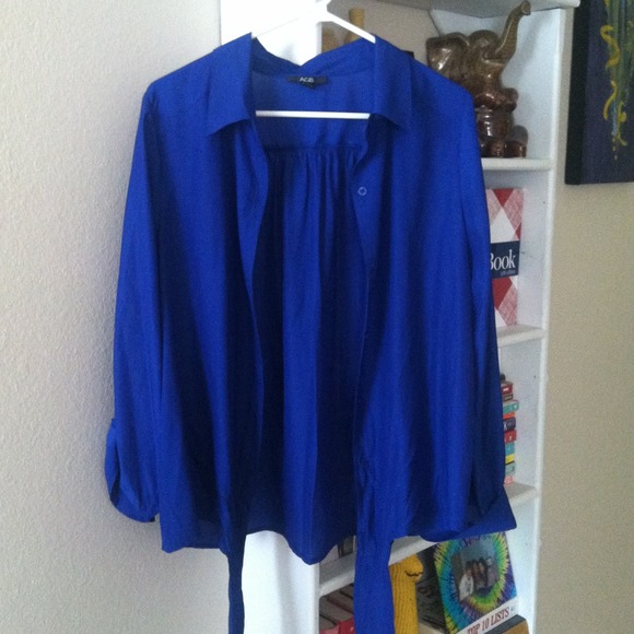 Size large button down shirt. Ties in front.