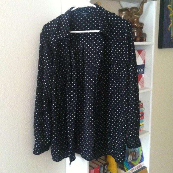 Very comfortable black & white polka dots buttonup