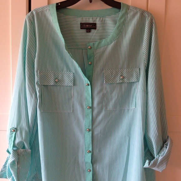 Tops - ⛔️SOLD⛔️Mint green button down.