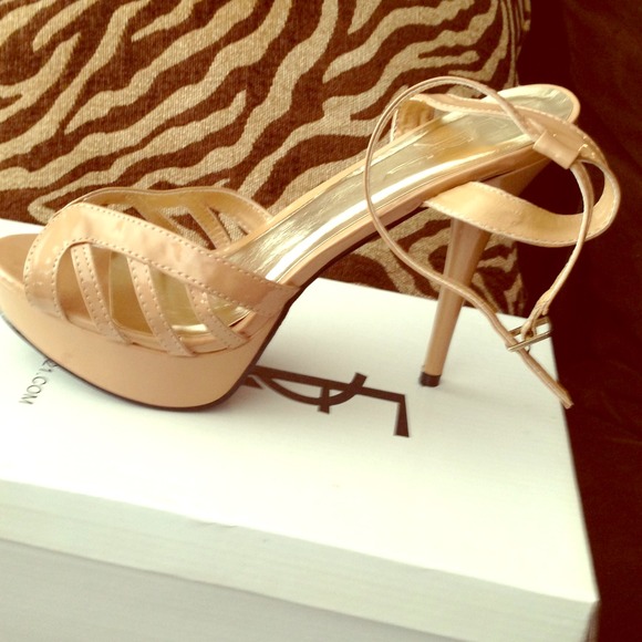 Tan pumps - Picture 1 of 2