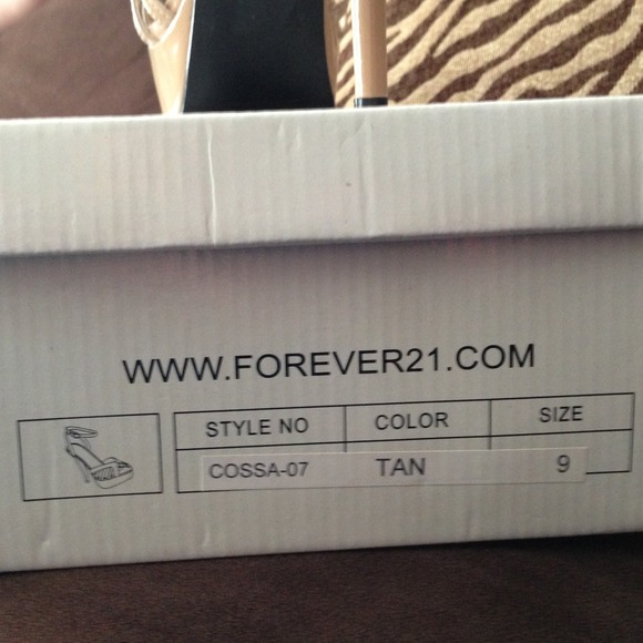 Tan pumps - Picture 2 of 2