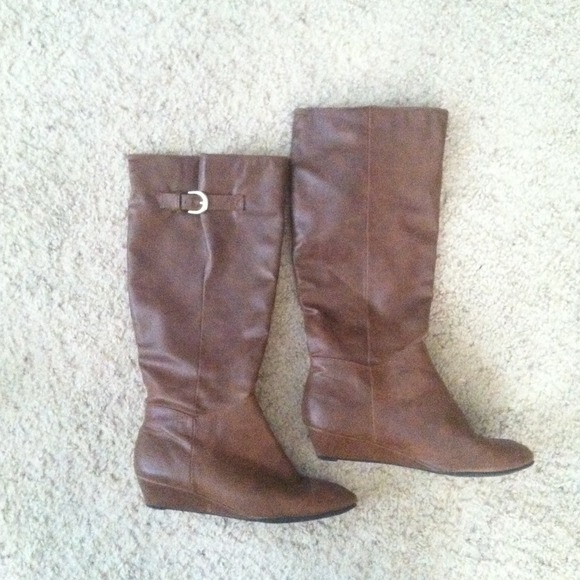 8 1/2 knee high brown boots.  Worn once.