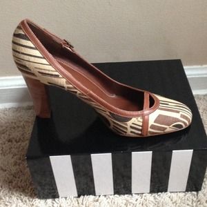 Banana Republic. Beautiful tan and brown pumps