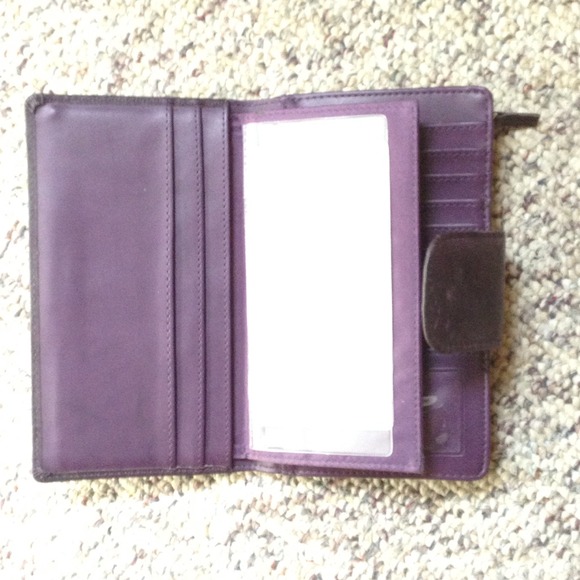 Plum colored wallet - Picture 2 of 4
