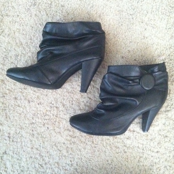 Size 8 ankle booties. Very comfortable!