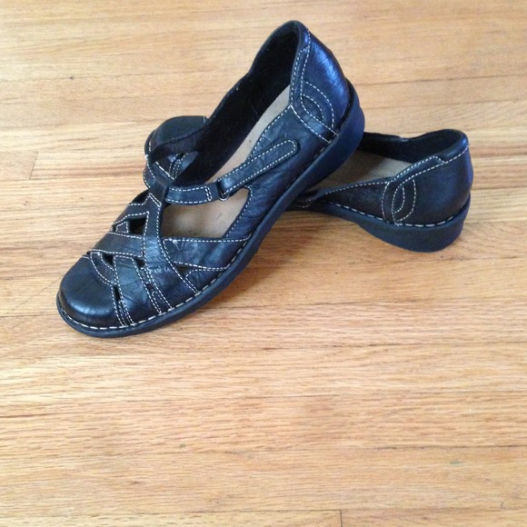 SOLD IN BUNDLE: Clark's Black flats