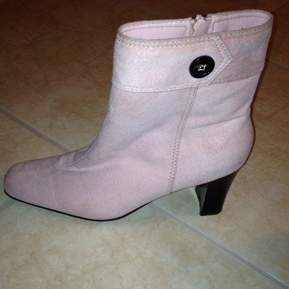 Light pink suede boots