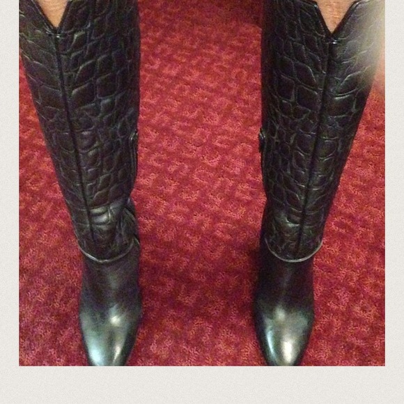 🎉HOST PICK🎉Stuart Weitzman  croc embossed boot🔥