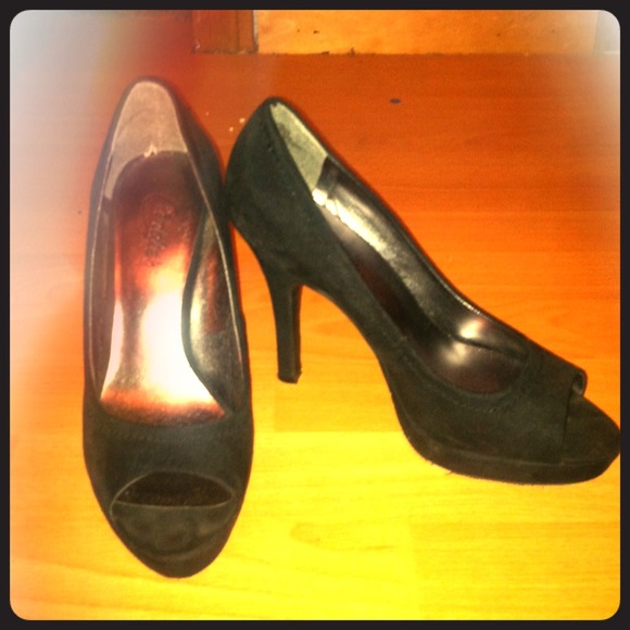 Size 7 candie's heals in a yunnis black color
