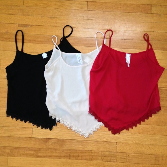 ❌SOLD OUT❌Cream Crochet Trim Crop Top - Picture 3 of 3