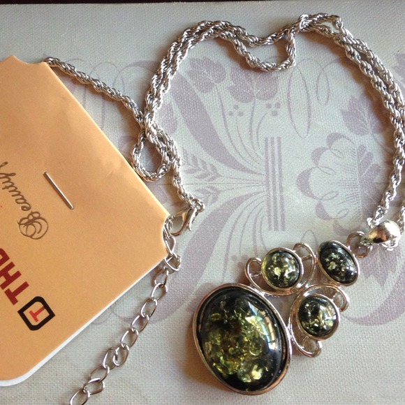 Silver tone vtg chain with green tone amber - Picture 2 of 3