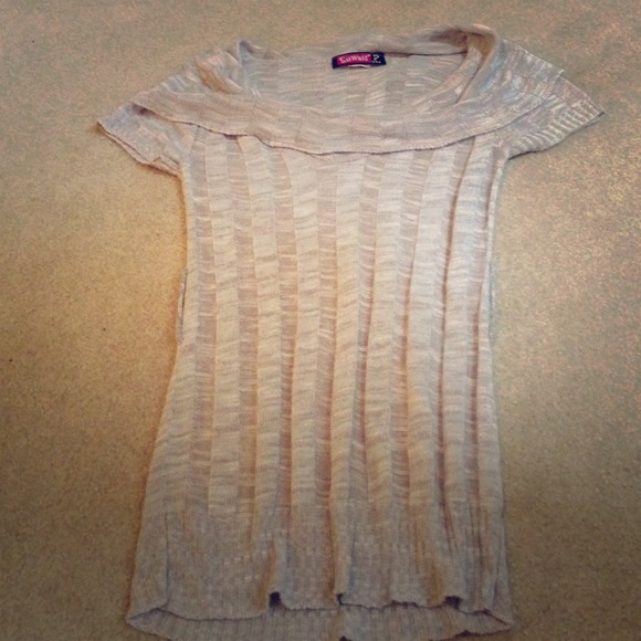 I'm selling a gray short-sleeved sweater