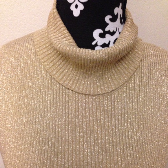 REDUCED! Gold sleeveless turtleneck, very pretty! - Picture 3 of 3