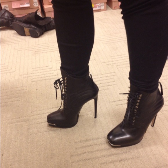 🎉❤HOST PICK❤🎉 ✨NEW✨ MIU MIU Leather ankle boots - Picture 2 of 4